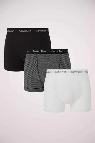 Zwarte boxershorts van Calvin Klein, gestreepte en witte varianten zichtbaar in een gestapelde presentatie.
