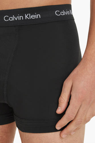 Short de Calvin Calvin Calvin Calvin Calvin Calvin Calvin avec é taille taille taille logo et une visible.
