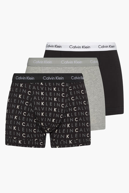 Set van drie boxers van Calvin Klein in effen zwart, grijs en zwart met een print van logo's.
