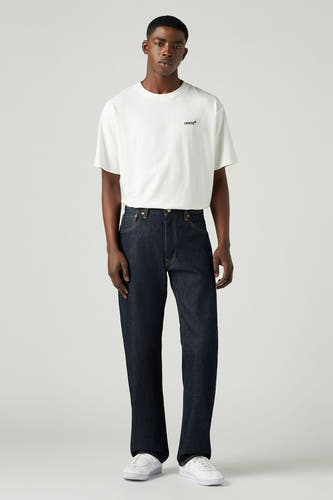 Jean bleu marine droit de Levi's, porté avec un T-shirt blanc et des baskets blanches.