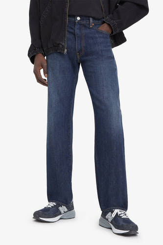 Blauwe rechte jeans van Levi's, met een losvallende pasvorm en gecombineerd met een zwarte jas en sneakers.