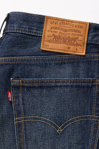 Blauwe rechte jeans van Levi's®, met een leren patch en kenmerkende stiksels op de achterzak.
