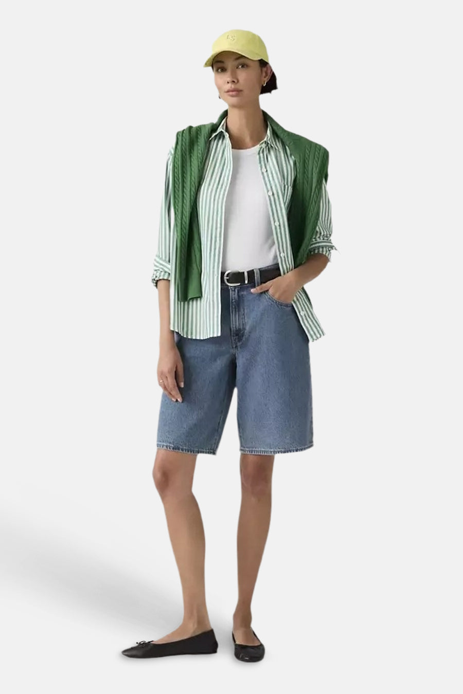 Blauwe denim shorts met middelhoge taille van Levi's, gedragen met gestreept overhemd, groene vest en gele pet, volledige vooraanzicht.