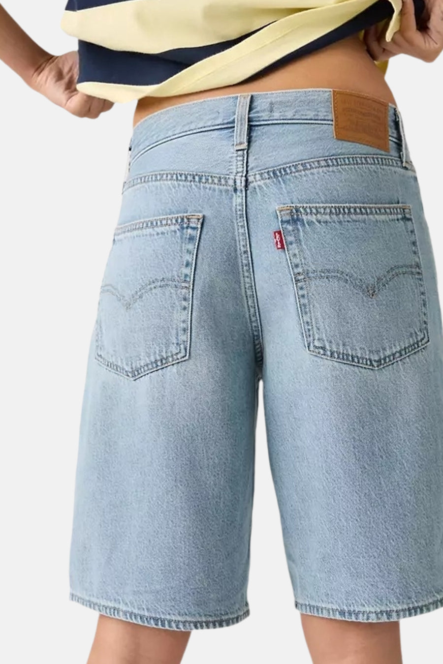 Lichtblauwe denim shorts van Levi's® met achterzakken en bruin label, achterzijde weergegeven, model draagt gele top