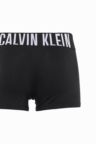 Zwarte boxershort van Calvin Klein met een witte tailleband met merknaam.