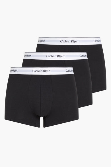 Zwarte boxershorts van Calvin Klein, met een witte elastische tailleband met logo in close-up.
