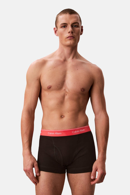 Zwarte boxershort van Calvin Klein, gedragen door een man met ontbloot bovenlijf.