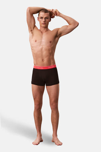 Boxer noir Calvin Klein, présenté sur un mannequin les bras levés, debout sur un fond uni.