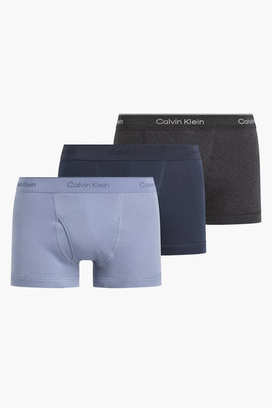 Lot de trois boxershorts Calvin Klein en couleurs unies : bleu clair, bleu marine et anthracite.