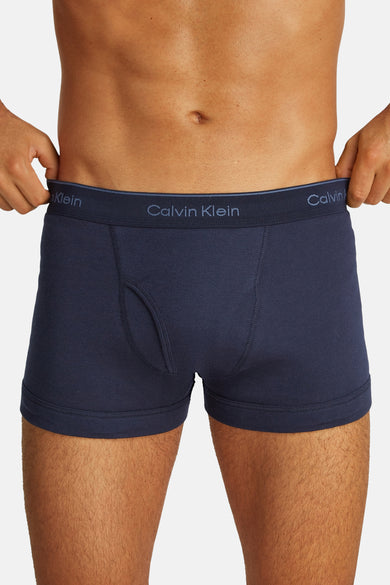 Marineblauwe boxershort van Calvin Klein, met elastische tailleband met logo en cropped model.
