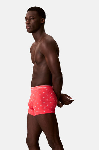 Rode boxershort van Calvin Klein, met een wit CK-logo patroon en een witte elastische tailleband.
