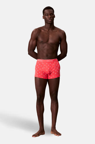 Rode boxershort van Calvin Klein, met een witte 'CK'-logoprint over het gehele oppervlak.
