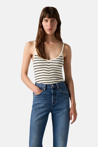 Beige top met spaghettibandjes van Levi's® met horizontale zwarte strepen, gedragen met een blauwe jeans.
