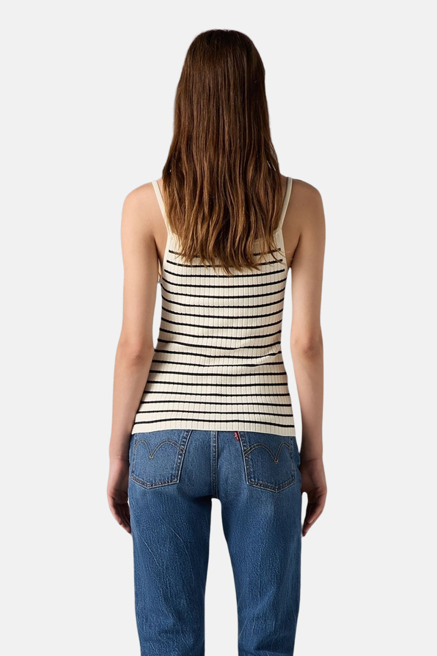 Beige top met spaghettibandjes van Levi's, met zwart gestreept patroon gedragen met een blauwe jeans.