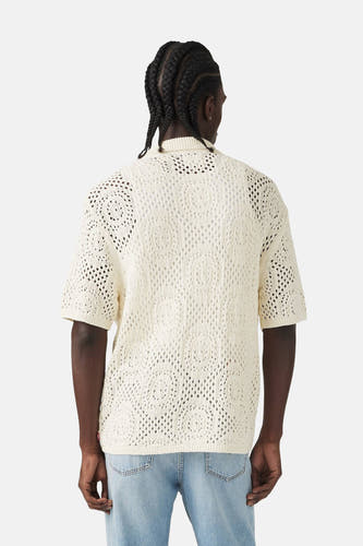 Chemise blanche à carreaux courte manches de Levi's®, avec un motif ouvert et des jeans bleus clairs.
