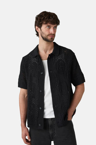 Chemise noire à manches courtes de Levi's, avec une texture tricotée ouverte et une fermeture à boutons devant.