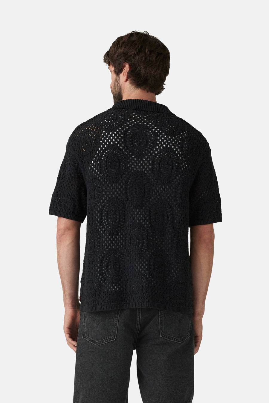 Chemise noire à manches courtes de Levi's®, avec un motif tricoté ouvert sur le dos.