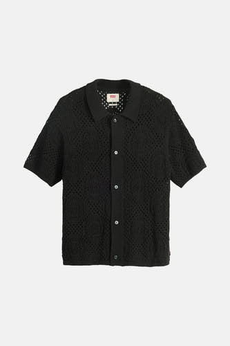 Zwart hemd met korte mouwen van Levi's, met een open gebreide textuur en knoopsluiting aan de voorkant.