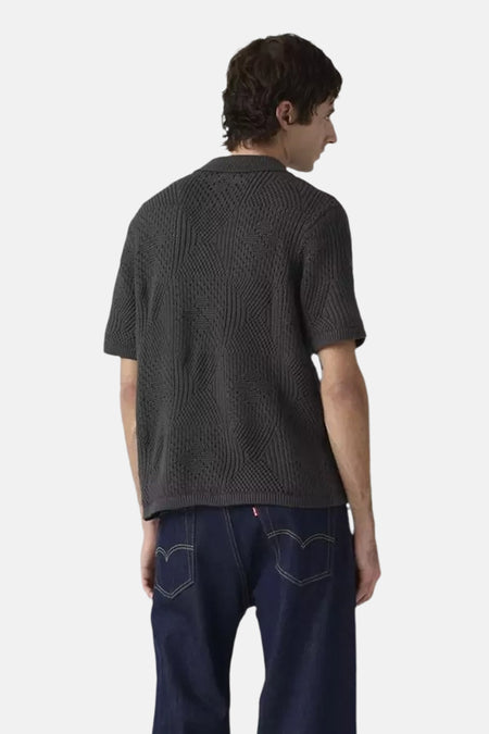Zwart korte mouwen hemd met textuurpatroon van Levi's, achterkant weergegeven, gedragen met donkerblauwe jeans
