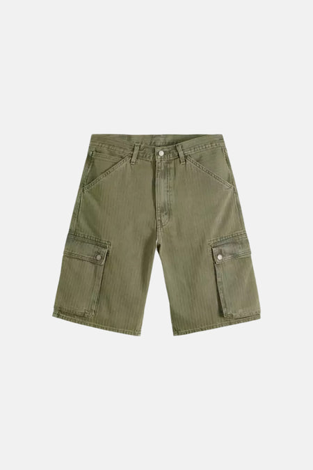 Olijfgroene cargo shorts van Levi's® met grote zakken en lichte verbleek effect, front view