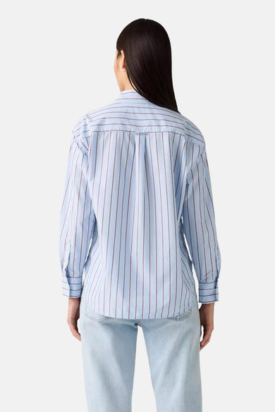 Blauw, gestreept overhemd met lange mouwen van Levi's, gezien vanaf de achterkant, gedragen met een lichtblauwe jeans.
