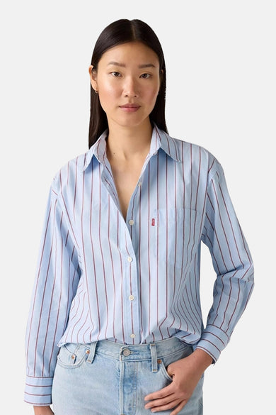 Blauw gestreept overhemd met lange mouwen van Levi's, met een zak en lichtblauwe jeans.
