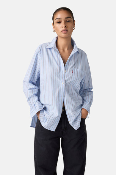Chemise bleue à rayures à manches longues de Levi's®, avec fermeture boutonnée et poche poitrine.