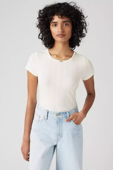 Ecru T-shirt met korte mouwen van Levi's®, met subtiele verticale ribbels en een ronde halslijn.
