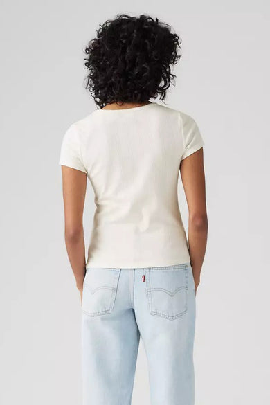 Ecru T-shirt met korte mouwen van Levi's, gedragen met een lichtblauwe jeans, gezien van achteren.
