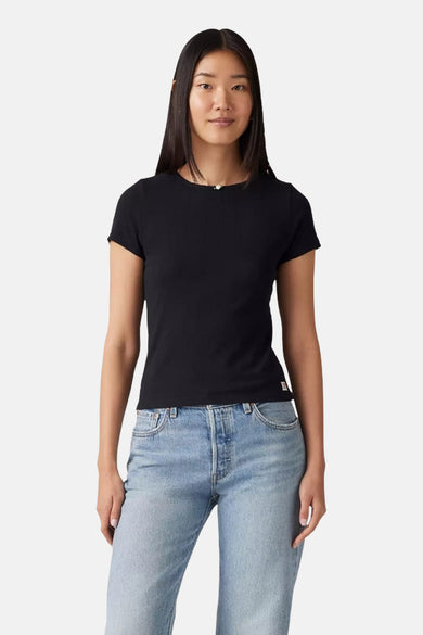 Zwart T-shirt met korte mouwen van Levi's, gedragen met een blauwe jeans.