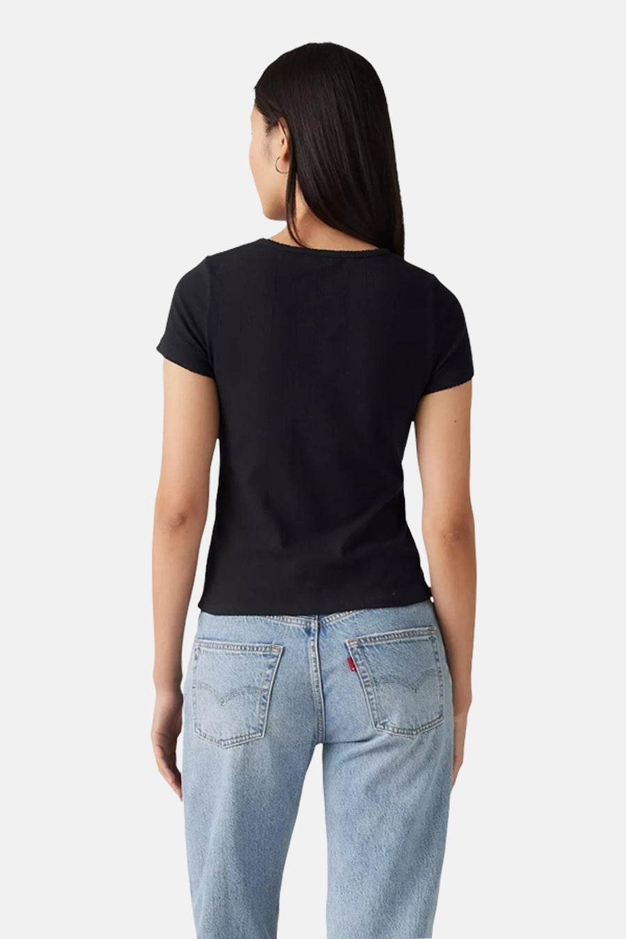 Zwart T-shirt met korte mouwen van Levi's, gezien van achteren, gecombineerd met een blauwe jeans.
