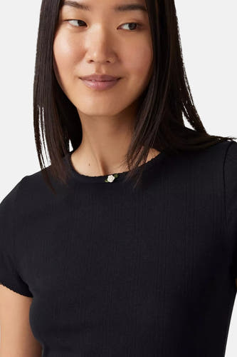 Zwart T-shirt met korte mouwen van Levi's®, met kleine witte bloemdetail bij de hals.