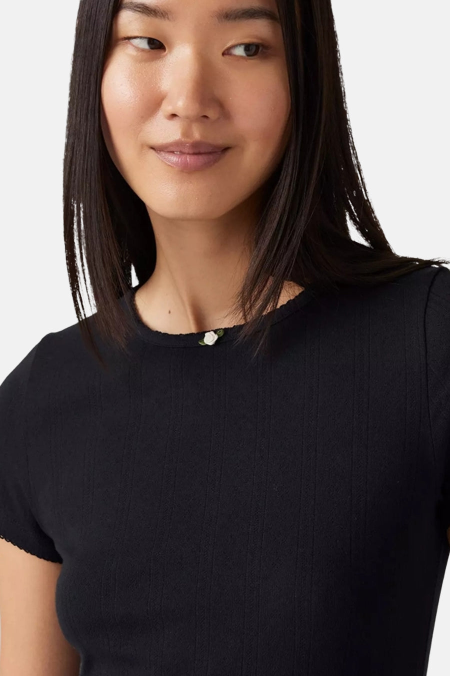 Zwart T-shirt met korte mouwen van Levi's®, met kleine witte bloemdetail bij de hals.