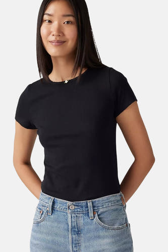 Zwart T-shirt met korte mouwen van Levi's®, met een kleine decoratieve bloem bij de hals en gedragen met blauwe jeans.
