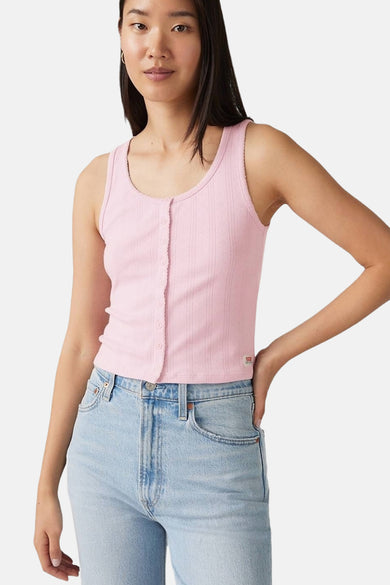 Roze singlet van Levi's, met knoopsluiting en geribbelde textuur, gecombineerd met een jeansbroek.
