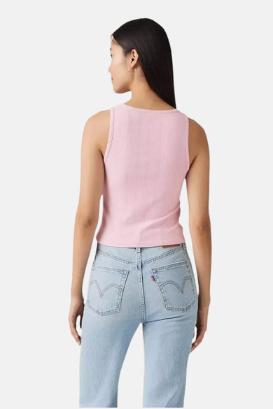 Paarse singlet van Levi's met een ribbeltextuur, gecombineerd met een lichtblauwe jeans.