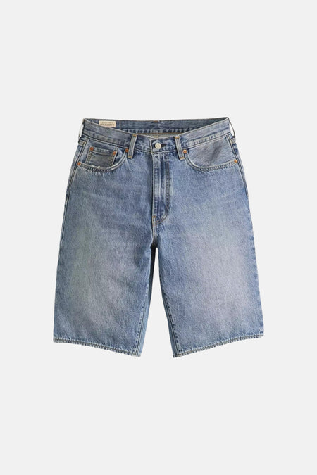 Lichtblauwe denim short van Levi's® met opgestikte zoom en knoopsluiting, plat gelegd.