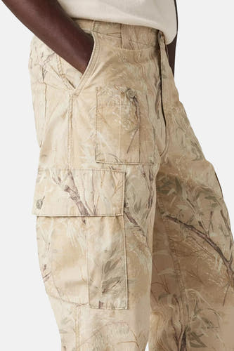 Jean cargo beige de Levi's® avec imprimé camouflage et poches, gros plan.