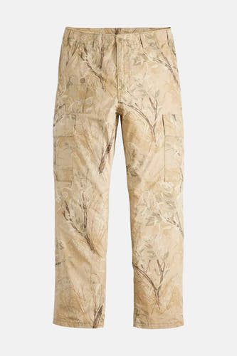 Jean cargo beige de Levi's® avec imprimé camouflage et poches sur les jambes.