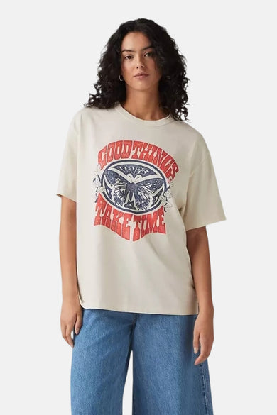Ecru korte mouwen T-shirt van Levi's® met rode en blauwe vlinderprint, gedragen door model in lifestyle shot