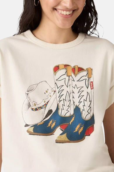 T-shirt beige à manches courtes de Levi's®, avec une impression de bottes de cow-boy et d'un chapeau.