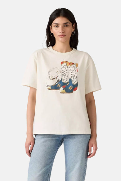 T-shirt beige à manches courtes de Levi's®, avec un imprimé de bottes de cowboy et un chapeau.