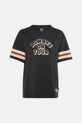 T-shirt noir à manches courtes de Levi's®, avec inscription "Always on tour" et rayures sur les manches, à combiner avec un jean et des baskets.