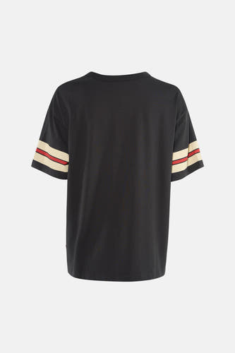 T-shirt noir à manches courtes de Levi's®, avec des rayures sur les manches, vu de dos.