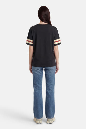T-shirt noir à manches courtes de Levi's®, avec des rayures contrastées sur les manches, à combiner avec un jean bleu et des baskets.