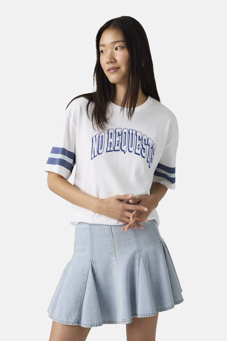 Wit T-shirt met korte mouwen van Levi's® met blauwe details op de mouwen en tekstprint.