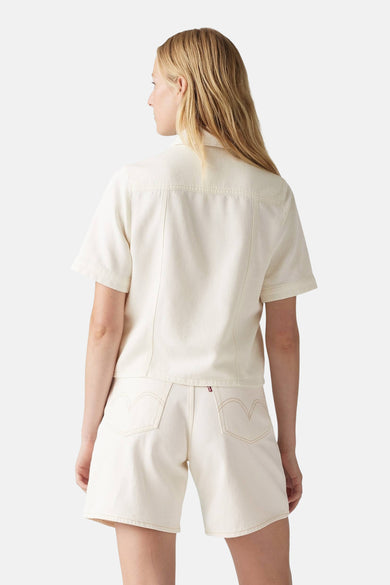 Ecru hemd met korte mouwen van Levi's®, achterkant zichtbaar met contrasterende stiksels en bijpassende shorts.