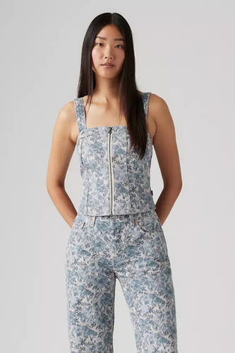 Blouse en denim bleu clair sans manches de Levi's® avec un motif floral et une fermeture à glissière à l'avant.