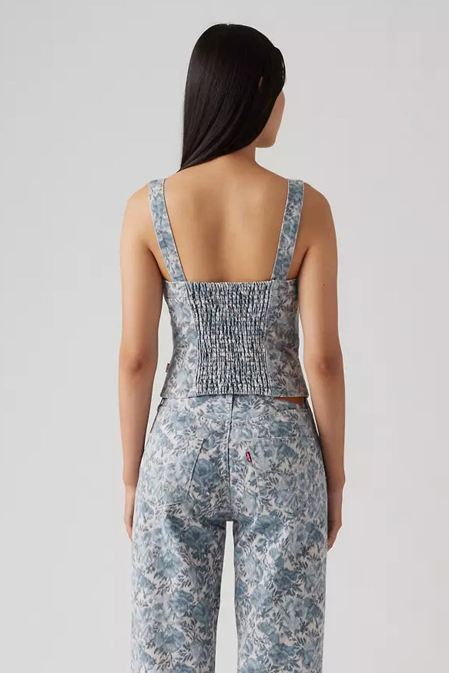 Lichtblauwe mouwloze blouse van Levi's, met een bloemenpatroon en een geplooide achterkant.