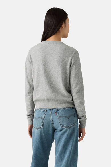 Grijs vest van Levi's, gezien van achteren, gecombineerd met een blauwe jeans.
